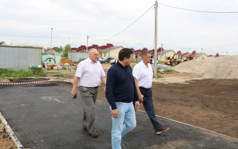 Осмотр строительства домов на площадках по ул.Подводника Горбунова и ул.Советская на территории с.Вад