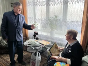 Поздравление с 90-летием жительницы с.Щедровка