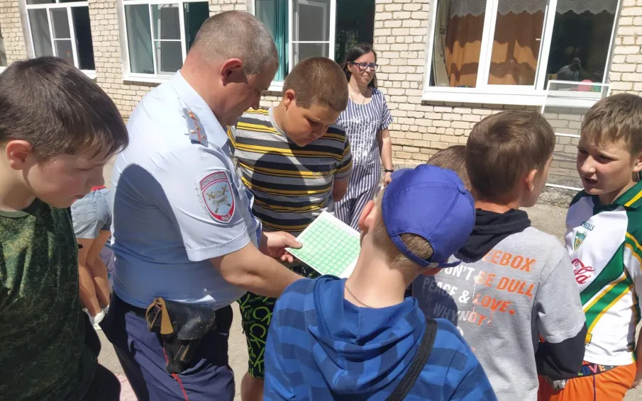 На Ваду дорожные полицейские провели викторину по знанию ПДД в детском лагере
