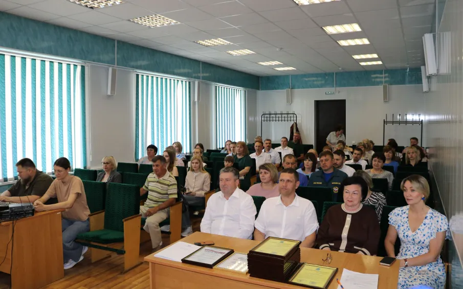 В актовом зале администрации округа прошли торжественные поздравления