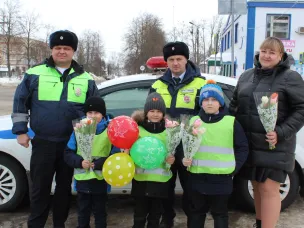 Перевозские полицейские поздравили автоледи с женским днём
