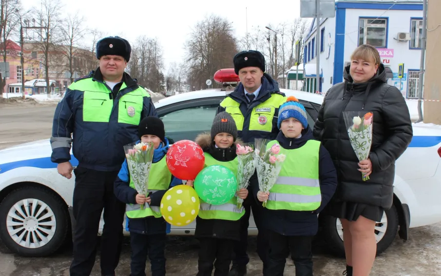 Перевозские полицейские поздравили автоледи с женским днём