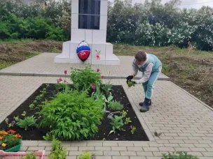 Цветы высажены у мемориала погибших воинов