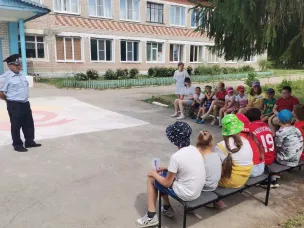 В Перевозе и на Ваду сотрудники Госавтоинспекции провели профилактические беседы в школьных лагерях