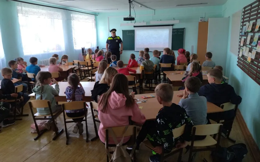 Сотрудники ГИБДД провели с детьми профилактические беседы в пришкольных лагерях
