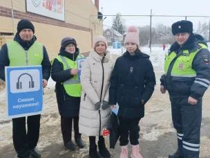 На Ваду школьники провели флешмоб, призывая участников дорожного движения снять наушники