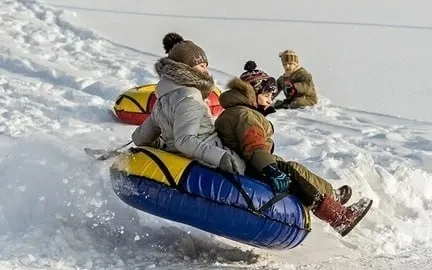 Граждане могут пожаловаться на горки, съезды которых ведут на проезжую часть