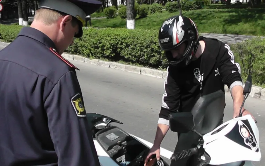 Перевозская Госавтоинспекция призывает родителей уделить повышенное внимание безопасности несовершеннолетних водителей мопедов и скутеров