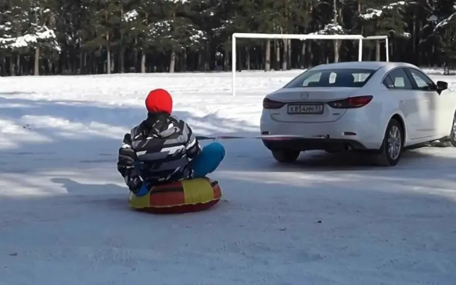 За катание на "ватрушке" за автомобилем грозит штраф