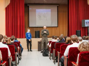 В преддверии Дня защитника Отечества волонтёры Победы проводят «уроки мужества» в рамках проекта «Герои Родины»