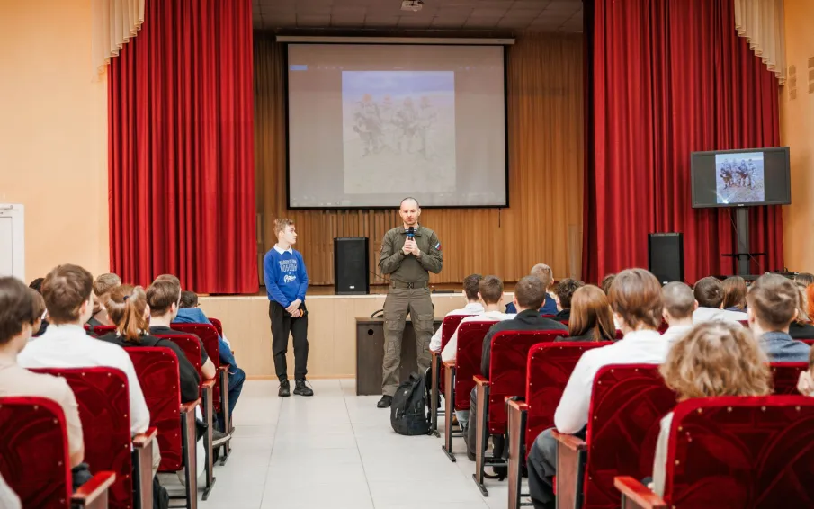 В преддверии Дня защитника Отечества волонтёры Победы проводят «уроки мужества» в рамках проекта «Герои Родины»