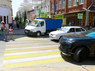 Уважаемые водители! Проявите заботу о безопасности пешеходов — не паркуйтесь на пешеходных переходах!