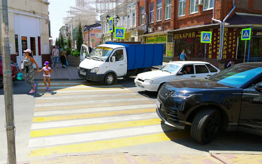 Уважаемые водители! Проявите заботу о безопасности пешеходов — не паркуйтесь на пешеходных переходах!