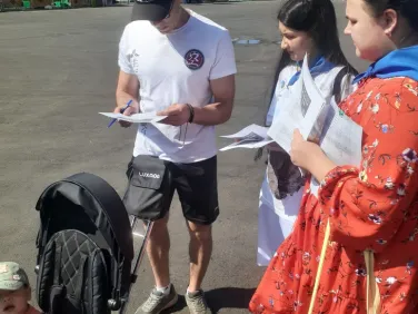 Фотоматериал об участии волонтеров в обсуждении общественной территории Зона отдыха Сквер 1 Мая с. Вад.