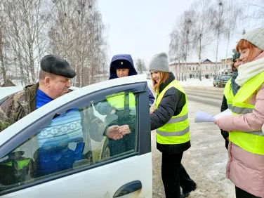 Перевозские Госавтоинспекторы поощряли водителей пряниками