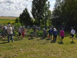 Проведен масштабный субботник по благоустройству территории кладбища в селе Петлино