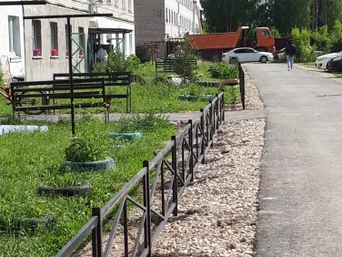 Завершение работ по благоустройству дворовой территории с. Вад, ул. Советская, д.12