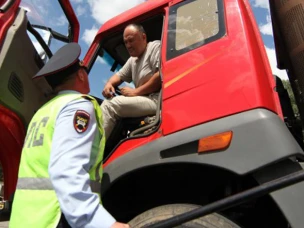 Перевозская Госавтоинспекция призывает водителей большегрузов не оставлять транспорт на обочинах