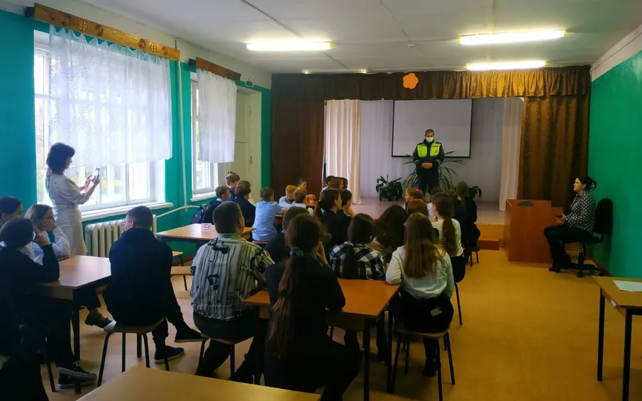 На Ваду Госавтоинспекторы напомнили школьникам о пользе применения световозвращающих элементов