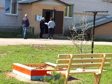 Завершение работ по благоустройству дворовой территории с. Вад, ул. Полевая, д.18