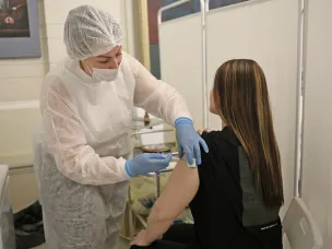Сотрудники школ и дошкольных учреждений региона проходят ревакцинацию от коронавируса