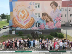 Мурал, посвященный теме семьи и родительства, появился на здании Дзержинского перинатального центра в рамках проекта «Счастье – это...»