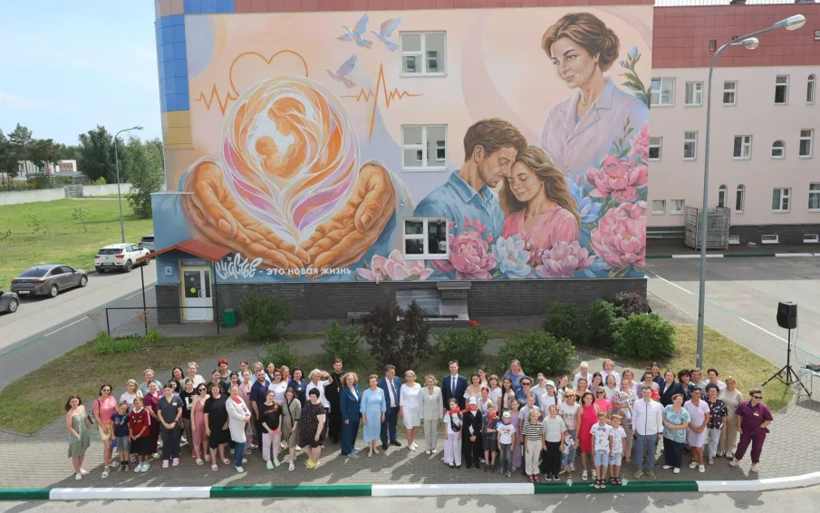 Мурал, посвященный теме семьи и родительства, появился на здании Дзержинского перинатального центра в рамках проекта «Счастье – это...»