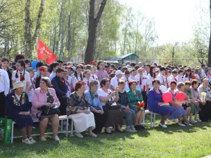 Торжественный митинг у памятника ученикам и учителям Вадской школы
