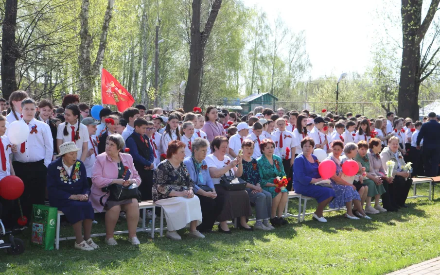 Торжественный митинг у памятника ученикам и учителям Вадской школы